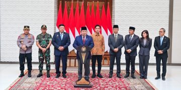 Presiden Prabowo Subianto menyampaikan keterangannya kepada awak media di Pangkalan TNI AU Halim Perdanakusuma, Jakarta, pada Jumat, 8 November 2024. (Foto: BPMI Setpres/Rusman)
