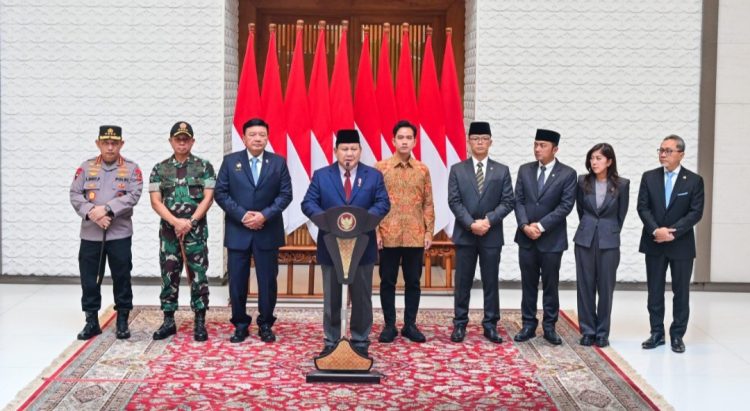 Presiden Prabowo Subianto menyampaikan keterangannya kepada awak media di Pangkalan TNI AU Halim Perdanakusuma, Jakarta, pada Jumat, 8 November 2024. (Foto: BPMI Setpres/Rusman)