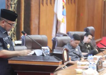 Pjs Gubernur Sudirman bersama DPRD Provinsi Jambi sepakati Ranperda kawasan tanpa rokok di Ruang Rapat Paripurna DPRD Provinsi Jambi, Rabu (20/11/2024). (Foto:Diskominfo/Agus Supriyanto)
