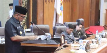 Pjs Gubernur Sudirman bersama DPRD Provinsi Jambi sepakati Ranperda kawasan tanpa rokok di Ruang Rapat Paripurna DPRD Provinsi Jambi, Rabu (20/11/2024). (Foto:Diskominfo/Agus Supriyanto)