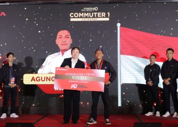 Agung Prasetyo (kanan) menerima penghargaan dari Senior Manager of Motorcycle Service Division Asian Honda Motor, Prasert Vichitkulsawat (kiri) setelah menjadi juara pertama pada kategori Commuter 1 digelaran Honda Asia & Oceania Motorcycle Technician Skill Contest (AOC) 2024, Filipina (12/12). (Foto: Sinsen)
