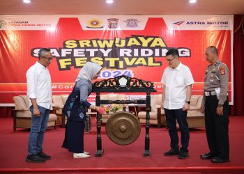 Peresmian pembukaan kegiatan Short Movie Contest (SMC) yang dilakukan oleh Wakil Dekan I FKM Univ. Sriwijaya Dr. Novrikasari, S,KM., M.Kes (kiri kedua) disaksikan oleh Ketua Yayasan AHM Ahmad Muhibbuddin (kiri), Kepala Wilayah Astra Motor Sumatera Selatan Budi Yanto (kanan kedua) dan Kasubnit 1 Kamsel Ipda M. Muhtasor (kanan) di Universitas Sriwijaya. (Foto: Sinsen Jambi)