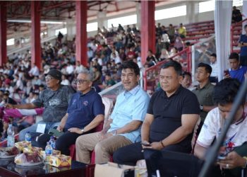Pj Bupati Najmi saat menyaksikan langsung pertandingan antara Tim Muaro Jambi dan Kabupaten Batanghari dalam pertandingan sepak bola Gubernur Cup 2025 di Stadion Tri Lomba Juang KONI Jambi pada Rabu, (8/1/2025). (Foto: Diskominfo)
