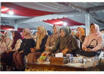 Ketua TP PKK dan Pembina Dekranasda Kabupaten Muaro Jambi, Habibah Najmi menghadiri malam penutupan Telanai Fest 2025 dalam rangka HUT Provinsi Jambi yang ke-68 di Lapangan Kantor Gubernur Provinsi Jambi, Sabtu (11/01/2025). (Foto: Diskominfo Muaro Jambi)