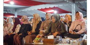 Ketua TP PKK dan Pembina Dekranasda Kabupaten Muaro Jambi, Habibah Najmi menghadiri malam penutupan Telanai Fest 2025 dalam rangka HUT Provinsi Jambi yang ke-68 di Lapangan Kantor Gubernur Provinsi Jambi, Sabtu (11/01/2025). (Foto: Diskominfo Muaro Jambi)