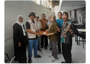 Suasana penyerahan SK DPC PJS oleh Ketua DPD PJS Aceh, Chaidir, SE kepada Ketua DPC PJS Langsa, Erni Hajja Wati, Jumat (17/01/2025) di Kota Langsa. (Foto: PJS)