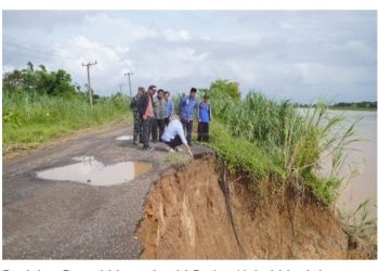 Pj Raden Najmi saat meninjau langsung jalan putus di Desa Dusun Mudo Kecamatan Taman Rajo Kabupaten Muaro Jambi, Jumat (17/1). (Foto: Diskominfo Muaro Jambi)