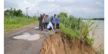 Pj Raden Najmi saat meninjau langsung jalan putus di Desa Dusun Mudo Kecamatan Taman Rajo Kabupaten Muaro Jambi, Jumat (17/1). (Foto: Diskominfo Muaro Jambi)