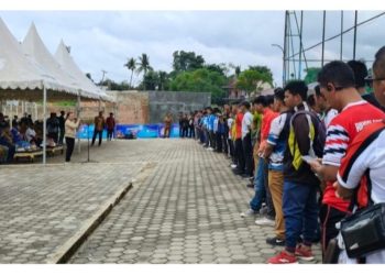 Gubernur Al Haris saat membuka Turnamen Mini Soccer Gubernur Cup 2025 HUT ke-68 Provinsi Jambi di JMS, Senin (20/1). (Foto: pariwarajambi/Riki Serampas)
