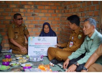 Pj Bupati Najmi saat meninjau dan sekaligus memberikan bantuan kepada masyarakat melalui program bedah rumah di Desa Tunas Mudo dan Desa Sembubuk Kecamatan Sekernan Kabupaten Muaro Jambi, Selasa (21/1). (Foto: Diskominfo)
