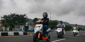 Para pemenang nasional HMC 2023 bersama karya modifikasi motor listrik Honda CUV e: dan ICON e: pada Honda Dream Ride Project 2024 di Yogyakarta (26/05).