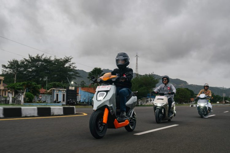 Para pemenang nasional HMC 2023 bersama karya modifikasi motor listrik Honda CUV e: dan ICON e: pada Honda Dream Ride Project 2024 di Yogyakarta (26/05).