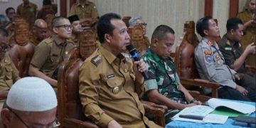 Bupati BBS menghadiri kegiatan Zoom meeting Verifikasi Lapangan KLA di ruang pola Dinas Pemkab Muaro Jambi, Senin (21/04/2025).