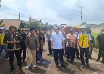 Bupati BBS saat meninjau langsung pembangunan jalan di Desa Talang Duku, Kecamatan Taman Rajo, pada Kamis, (15/1/2026). (Foto: Diskominfo Muaro Jambi/Man)