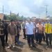 Bupati BBS saat meninjau langsung pembangunan jalan di Desa Talang Duku, Kecamatan Taman Rajo, pada Kamis, (15/1/2026). (Foto: Diskominfo Muaro Jambi/Man)