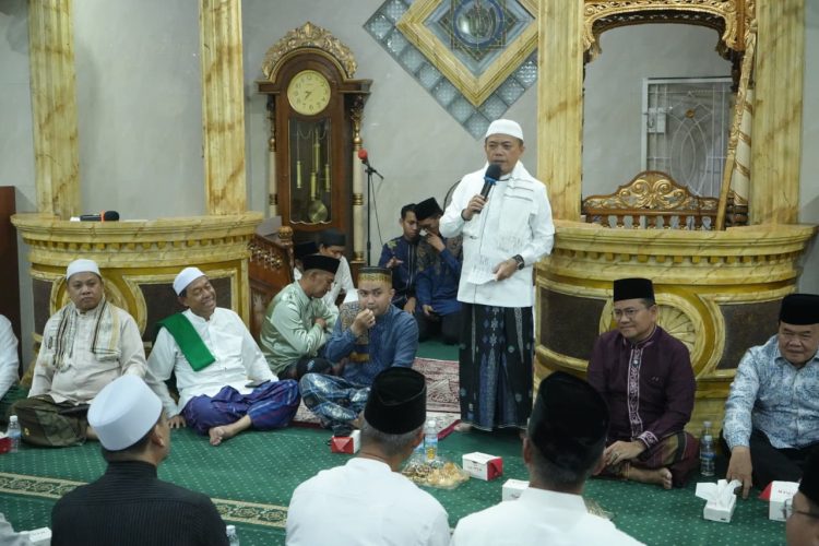 Gubernur Haris saat
Safari Ramadhan Pemerintah Provinsi Jambi 1447 Hijriah bersama Masyarakat Kota Jambi di Masjid Al-Ikhlas, Kelurahan Beliung, Kecamatan Alam Barajo, Kota Jambi, Kamis (26/02/2026) malam. (Foto: Diskominfo/Mulyadi)
