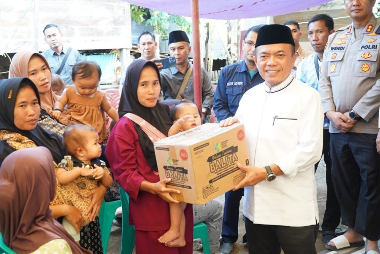 Gubernur Al Haris saat Safari Ramdhan di Masjid Istiqomah Dusun Sekeladi Desa Batu Empang Kecamatan Batang Asai Sarolangun, Jumat (27/02/2026) malam. (Foto: Diskominfo/Harun)