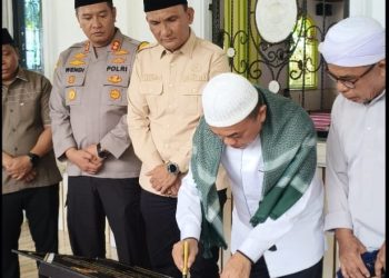 Gubernur Al Haris saat menandatangani prasasti peresmian Jalan Simpang Pelawan–Batang Asai sepanjang lebih kurang 88 kilometer. Penandatanganan dilaksanakan di Masjid Jami’ Al Muhajirin, Pasar Gerabak, Desa Pekan Gedang, Kecamatan Batang Asai, Kabupaten Sarolangun, Jumat (27/02/2026). (Foto: Diskominfo/Harun)