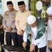 Gubernur Al Haris saat menandatangani prasasti peresmian Jalan Simpang Pelawan–Batang Asai sepanjang lebih kurang 88 kilometer. Penandatanganan dilaksanakan di Masjid Jami’ Al Muhajirin, Pasar Gerabak, Desa Pekan Gedang, Kecamatan Batang Asai, Kabupaten Sarolangun, Jumat (27/02/2026). (Foto: Diskominfo/Harun)