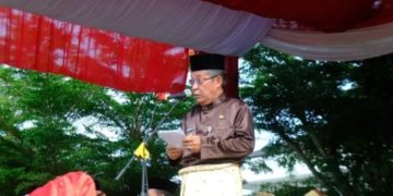 Wakil Gubernur Jambi Abdullah Sani bertindak sebagai pembina upacara pada peringatan Hari Ulang Tahun ke-69 Provinsi Jambi di Lapangan Garuda, Kantor Gubernur Jambi, Selasa (6/1/2026). (Foto: Diskominfo/Erit)