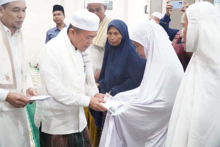 Gubernur Al Haris melaksanakan Safari Ramadhan 1446 Hijriah di Masjid Jami’ Al-Mu’minin, Kelurahan Pasar Pamenang, Kecamatan Pamenang, Kabupaten Merangin, Sabtu (28/02/2026) malam.  (Foto: Diskominfo/Harun)