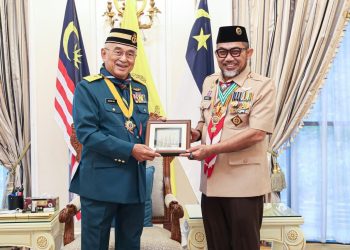Gubernur Jambi diwakili Sekda H Sudirman menerima Istiadat Penganugerahan Bintang dan Pingat PPM  dari Tuan Yang Terutama Tun Seri Setia DR Haji Mohd Ali Bin Mohd Rustam Yang Dipertua Negeri Malaka di Malaka Negara Diraja Malaysia. (Foto: Diskominfo Provinsi Jambi)