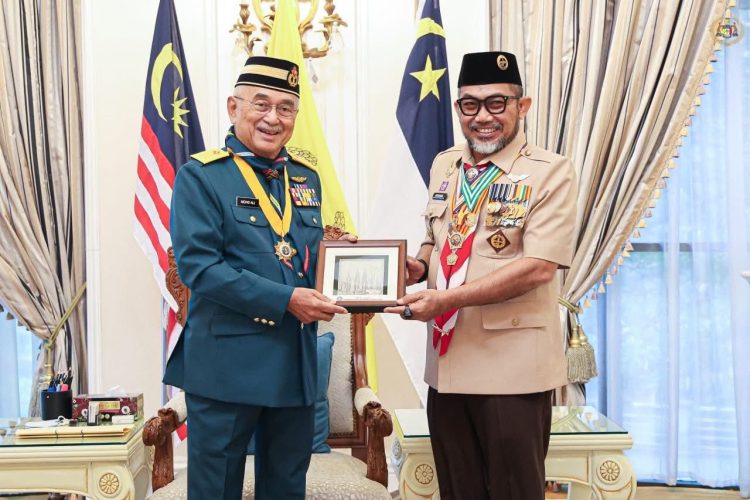 Gubernur Jambi diwakili Sekda H Sudirman menerima Istiadat Penganugerahan Bintang dan Pingat PPM  dari Tuan Yang Terutama Tun Seri Setia DR Haji Mohd Ali Bin Mohd Rustam Yang Dipertua Negeri Malaka di Malaka Negara Diraja Malaysia. (Foto: Diskominfo Provinsi Jambi)