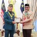 Gubernur Jambi diwakili Sekda H Sudirman menerima Istiadat Penganugerahan Bintang dan Pingat PPM  dari Tuan Yang Terutama Tun Seri Setia DR Haji Mohd Ali Bin Mohd Rustam Yang Dipertua Negeri Malaka di Malaka Negara Diraja Malaysia. (Foto: Diskominfo Provinsi Jambi)