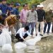 Gubernur Al Haris saat menabur 10.000 benih ikan di Bendungan Air PLTA Danau Kerinci, dilanjutkan peninjauan lokasi sekolah rakyat di Desa Sandaran Agung dekat SMK 3 Kerinci, Kecamatan Danau Kerinci, Sabtu (07/03/2026).  (Foto: Diskominfo/Novriansah)