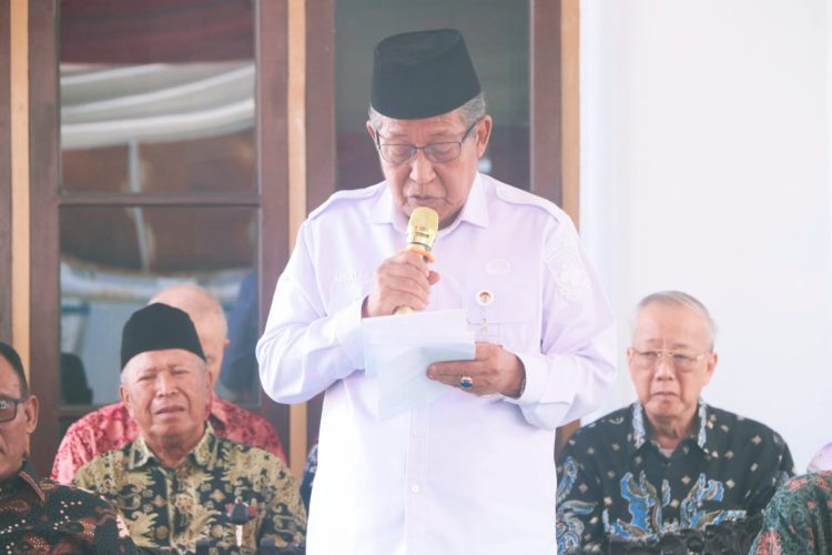 Wagub Sani saat pelaksanaan pemberian bantuan di Kantor PUSKUD Jambi, Kota Jambi, Rabu (11/3/2026).  (Foto: Diskominfo/Fadli)