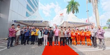 Suasana kebersamaan dalam foto bersama perwakilan manajemen PT. Sinar Sentosa Primatama, jajaran pemerintah, dan para penerima bantuan pada kegiatan CSR pembagian sembako (12/03/2026). (Foto: Sinsen Jambi/Syahbilla)