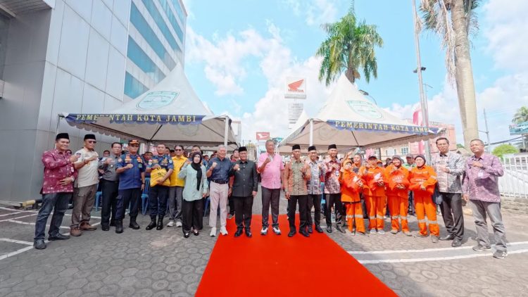 Suasana kebersamaan dalam foto bersama perwakilan manajemen PT. Sinar Sentosa Primatama, jajaran pemerintah, dan para penerima bantuan pada kegiatan CSR pembagian sembako (12/03/2026). (Foto: Sinsen Jambi/Syahbilla)