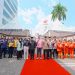 Suasana kebersamaan dalam foto bersama perwakilan manajemen PT. Sinar Sentosa Primatama, jajaran pemerintah, dan para penerima bantuan pada kegiatan CSR pembagian sembako (12/03/2026). (Foto: Sinsen Jambi/Syahbilla)