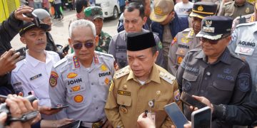 Gubernur Haris saat melepas keberangkatan mudik gratis di Terminal Tipe A Alam Barajo, Kota Jambi, Sabtu (14/03/2026). (Foto: Diskominfo/Novriansah)