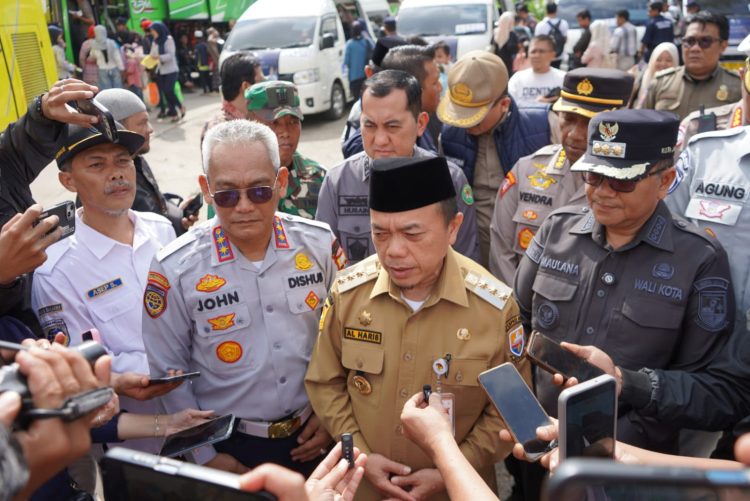 Gubernur Haris saat melepas keberangkatan mudik gratis di Terminal Tipe A Alam Barajo, Kota Jambi, Sabtu (14/03/2026). (Foto: Diskominfo/Novriansah)