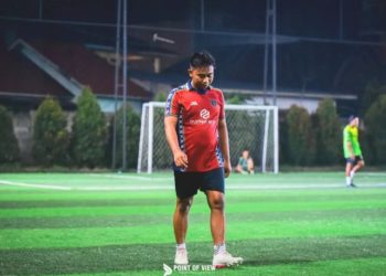 Striker naturalisasi Spanyol Mikel Youdi Irawzabal asal Suriname saat menjalani latihan terpisah.
